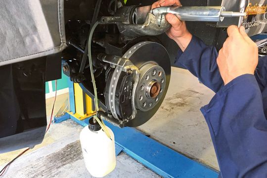 Wenn der Mechaniker die Bremsbeläge auswechselt, sollte er die oft stark verschmutzte Bremsflüssigkeit aus dem Bremssattel nicht in das Hydrauliksystem zurückdrücken. Wenn der Mechaniker die Bremsbeläge auswechselt, sollte er die oft stark verschmutzte Bremsflüssigkeit aus dem Bremssattel nicht in das Hydrauliksystem zurückdrücken.