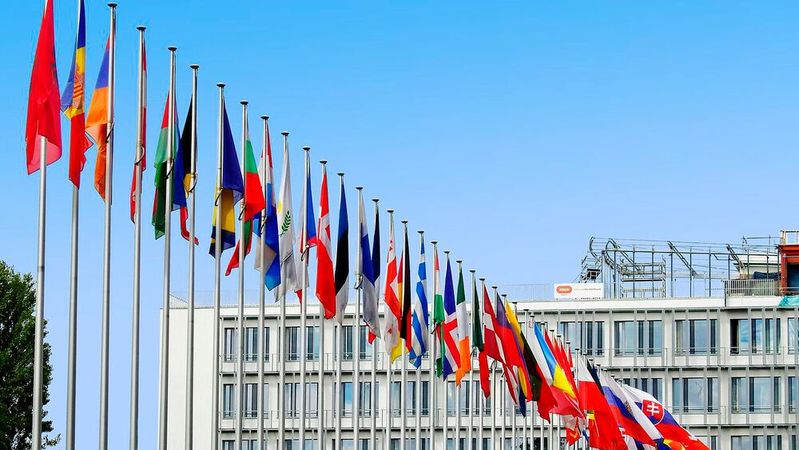 Für die 27 Mitgliedstaaten stellen die Klimaziele der EU ein Problem dar. Die Emissionsziele sind laut dem Europäischen Rechnungshof nur mit Elektroautos zu erreichen. Den Hochlauf umzusetzen, gefährde aber die eigene Wirtschaftskraft. (Bild:  frei lizenziert /  Pixabay)