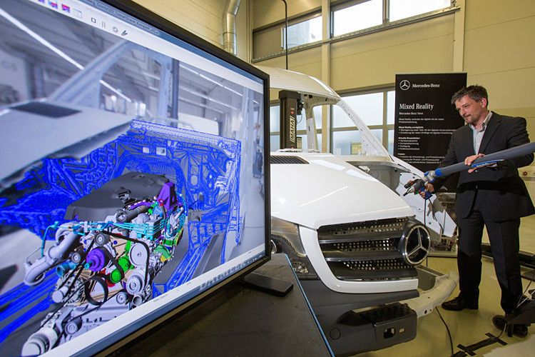 Mittels „Mixed Reality“ lassen sich real existierende Bauteile mit virtuellen Bauteilen kombinieren. So lässt sich zum Beispiel ein künftiger Motor, den es real noch gar nicht gibt, in eine bestehende Karosserie einbauen. (Foto: Ralf Schütze)
