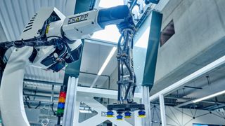 Die Roboterkommissionier-Lösung Pick-it-Easy Robot steht im Mittelpunkt der Partnerschaft von Knapp und Covariant. (Bild: Knapp/Bernd Niederwieser)