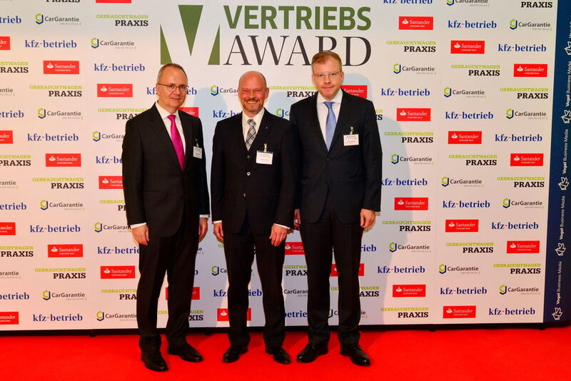 Ulrich Köster (v.li.) und Holger Schade, Zentralverband Deutsches Kraftfahrzeuggewerbe, mit Florian Fischer, Vogel Business Media. (Vogel Business Media)