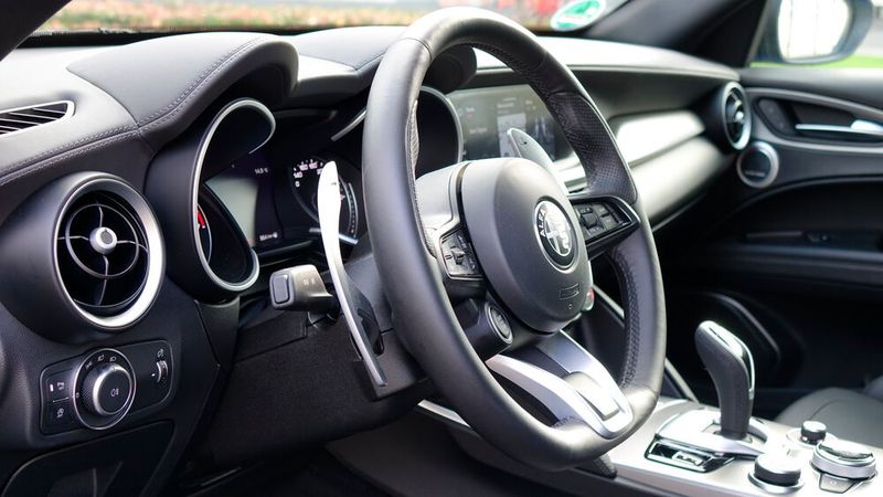 Während das Bedienkonzept insgesamt überzeugt, sind die riesigen Schaltwippen schlichtweg Fehl am Platz. Sie behindern die Bedienung der dahinterliegenden Hebel massiv.  (Bild: Schreiner – »kfz-betrieb«)
