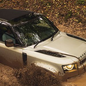 Den neuen Defender bietet Land Rover nun auch in der kurzen 90er-Variante wieder an.