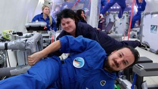 Kurze Schwerelosigkeit – PD Dr. Claudia Koch und Dr. Florian Kohn bei einem Parabelflug (Universität Hohenheim / Fg. Membranphysiologie)