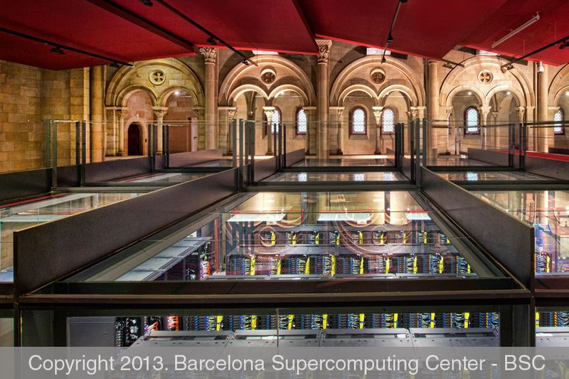 MareNostrum (lateinisch für „unser Meer“, eine alte Bezeichnung für das Mittelmeer) ist ein Supercomputer an der Universitat Politècnica de Catalunya in Barcelona. Der IBM-Cluster ist in eine säkularisierte Kapelle eingebaut und von hohen Glaswänden umgeben. (Bild: Barcelona Supercomputing Center - BSC)