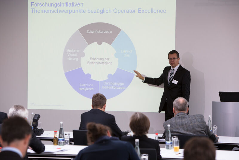 Christoph Winterhalter, Leiter des ABB Forschungszentrums in Deutschland, erläutert die Forschungsaktivitäten von ABB in Sachen Leittechnik, Cyber Security und Mensch-Roboter-Kollaboration. (ABB)