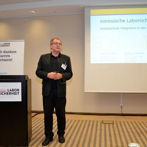 Dr. Peter Neurieder, stellvertretender Geschäftsführer des Laborverbandes Egnaton: „Bleiben Sie als Sicherheitsexperte am Ball und geben Sie nicht beim ersten Widerstand auf. Fehler oder Versäumnisse in der Planung sind später nur aufwändig zu korrigieren.“(LABORPRAXIS/Lütmman)