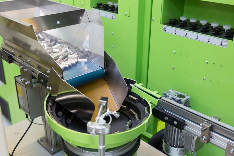 Die Rohlinge aus Liquidmetal werden automatisch vereinzelt und der Schmelzekammer zu geführt. (Bild: Engel)