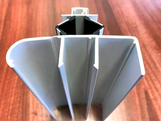 Multifunktionalität wird hier einem Stück geboten: Ein tri-extrudiertes Kunststoffprofil mit grauem Innenkern, weißer Deckschicht und Dichtlippe, wie SLS es jetzt herstellen kann. Multifunktionalität wird hier einem Stück geboten: Ein tri-extrudiertes Kunststoffprofil mit grauem Innenkern, weißer Deckschicht und Dichtlippe, wie SLS es jetzt herstellen kann.