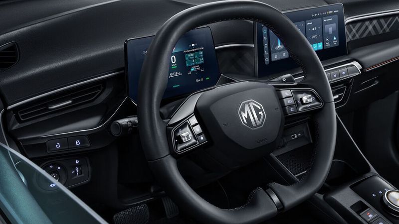 Innen kombiniert der MG3 klassische Schalter und Knöpfe mit einem vergleichsweise kleinen Touchscreen in der Mittelkonsole. (Bild: MG Motor Deutschland GmbH)