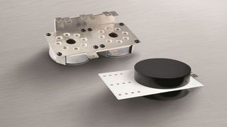 Bild 2: Die Ringform des Kondensators integriert in eine laminierte Stromschienen-Baugruppe trug zu geringer Induktivität für eine verbesserte Leistungsverarbeitung bei kleiner Größe bei. (Bild: Rogers)