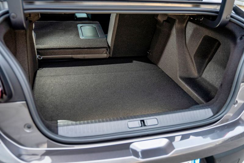 Der abgetrennte Kofferraum ist mit 510 Liter sogar groß, allerdings auch flach und tief, was seine Nutzbarkeit einschränkt. (Bild: Citroen)