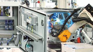 Smart Production Cabinet: klein, kompakt, intelligent und aufgrund der PLC Next Technology bestens für die Anforderungen von Industrie 4.0 geeignet. (Phoenix Contact)