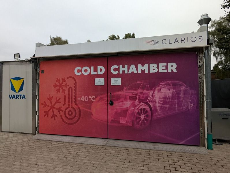 Clarios hat in Hannover-Stöcken seine Zentrale für Europa, den Nahen Osten und Afrika sowie ein wichtiges Werk. In dieses hat der Batteriehersteller einen Einblick gegeben.  (Bild: Stefanie Eckardt)