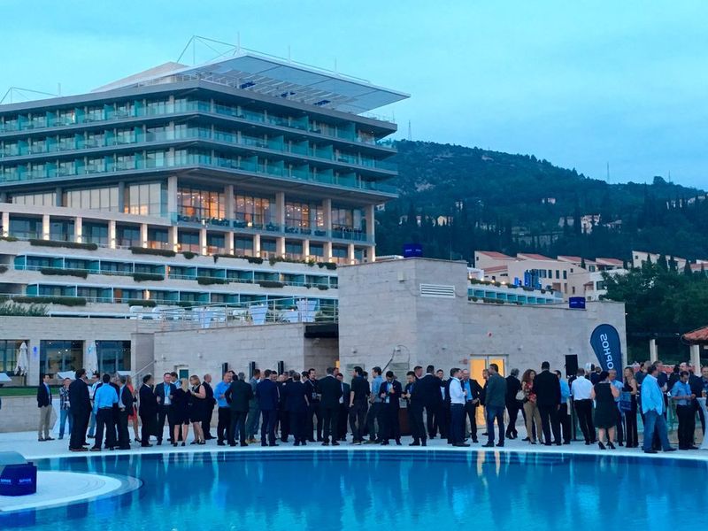 Mit einem Aperitif am Hotelpool stimmten sich die Partner auf die Award-Verleihung ein. (Sophos)