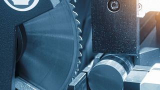 Wenn Kreissägen während der Bearbeitung plötzlich der Strom ausgeht, kann das für den Anwender bezüglich des Sägeblatts und des Werkstücks teuer werden. Doch es gibt Systeme, die das Schlimmste verhindern. (Koch)