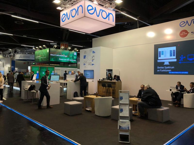 Bei Evon war die Automatisierungslösung Xam Control ein Schwerpunkt des Messeauftritts. Bei dieser soll eine Verbindung aus moderner Software und offenem Systemdesign sowie einer Bibliothek mit über 1.800 Automatisierungsobjekten dazu führen, dass Automatisierungsprojekte schneller von der Hand gehen. Die Aspekte Usability und Offenheit sollen laut des Unternehmens hierbei besonders im Fokus stehen. (Bild: Vogel Communications Group)