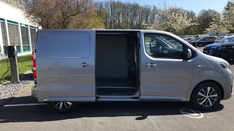 Durch die Seitentür passt eine Standard-Europalette. (Bild: »kfz-betrieb« / Schweitzer)