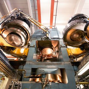 Bild 1: Die HPHT-Presse zum Herstellen von synthetischem Diamant ist in der Lage, 55.000 atm zu generieren.