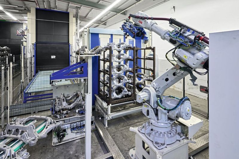 Die robotergestützte Anlagenautomatisierung beginnt mit dem Eintransport in die Wärmebehandlung. (Bild: Oliver Hallwirth / raumpixel)