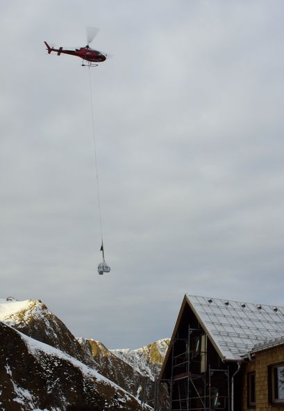 (Aufgrund der besonderen Lage der Hütte erfolgte die Anlieferung der Materialien mit einem Hubschrauber.Foto: Botament)