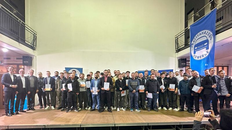 Die Kfz-Innung Aachen feiert in Stolberg die Freisprechung von 57 Auszubildenden, die die Gesellenprüfung bestanden haben. Innungsbeste waren Nils Wagels (Bähr GmbH & Co. KG),  Simon Victor (Fleischhauer PZ GmbH) und Colin Kochs (Autohaus Jacob Fleischhauer GmbH & Co. KG). Durch die Lossprechungsfeier führte Obermeister Dirk Rosemeyer zusammen mit Norbert Maß aus dem Prüfungsausschuss. (Bild: Kfz-Innung Aachen)