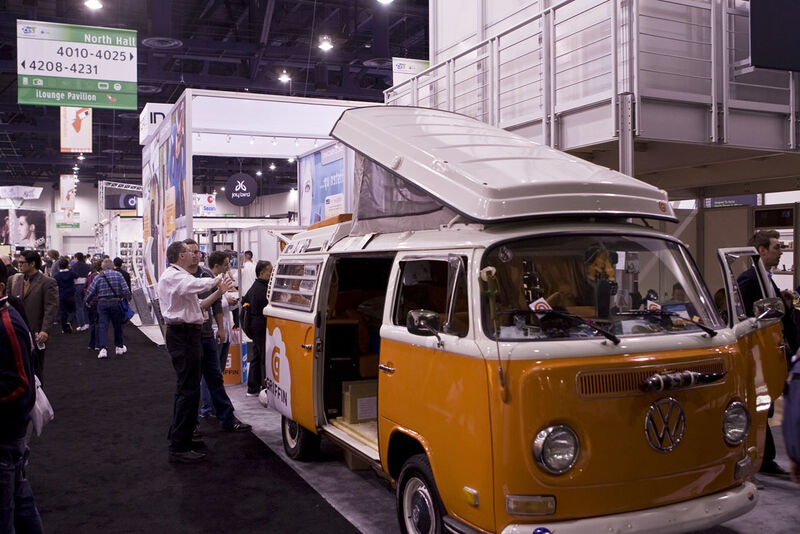 Zubehör-Spezialist Giffin promotete seinen Stand 2010 mit einem alten VW-Bus. (CTA)