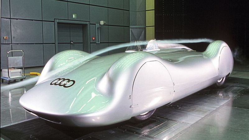 Zu Anfang des Jahres 1937 beginnt die Auto-Union-Rennabteilung mit der Entwicklung eines Vollstromlinienwagens auf Basis des Auto Union Typ C. Motor und Chassis bleiben nahezu unverändert. Die Gestaltung der Stromlinienkarosserie basiert größtenteils auf der Arbeit von Josef Mickl, dem Aerodynamiker im Konstruktionsbüro Porsche. Die Stromlinienkarosserie feiert beim AVUS-Rennen 1937 Premiere. Noch im gleichen Jahr fährt Bernd Rosemeyer mit diesem Rennwagen auf der Autobahn Frankfurt – Darmstadt zum ersten Mal eine Geschwindigkeit von über 400 km/h auf normaler Straße und stellt mehrere Geschwindigkeitsweltrekorde auf. (Bild: Audi AG)