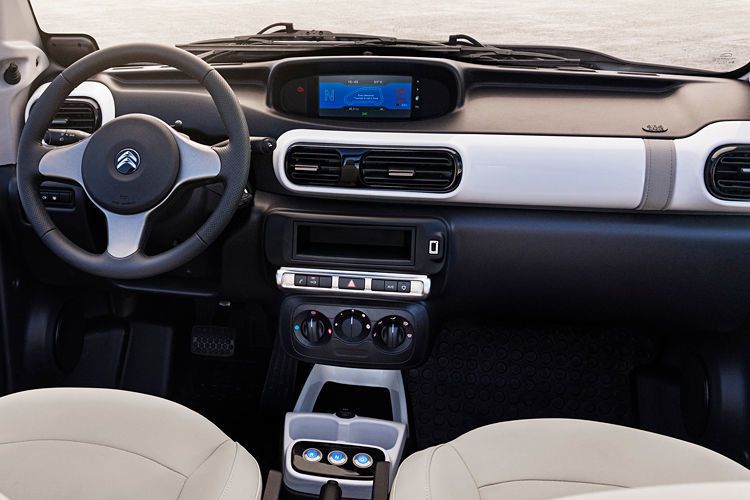 Auch der Innenraum wurde überarbeitet: Das umgekrempelte Interieur punktet mit einem neuen Armaturenbrett, das jetzt Elemente der Wagenfarbe übernimmt... (Citroen)
