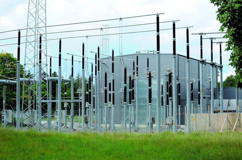 Die Umrichterstation „Lista” in Norwegen wandelt aus Wasserkraft erzeugten Wechselstrom in Gleichstrom um. Durch HGÜ-Seekabel wird dieser zur Valhall-Plattform, die 290 km entfernt in der Nordsee liegt, transportiert. Bild: ABB (Archiv: Vogel Business Media)