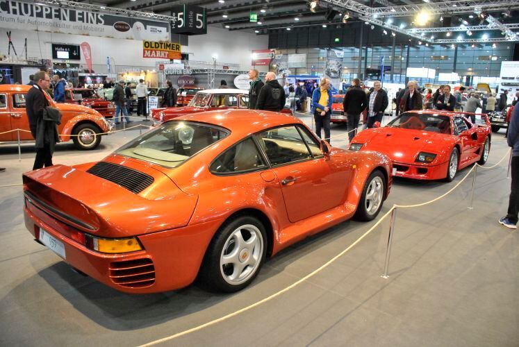 Zwei Überautos der Achtziger und Neunziger: der Porsche 959 (Sechzylinder-Boxermotor mit Turbo, 2,85 Liter Hubraum, 450 PS) sowie der Ferrari F40 (Achtzylinder-V-Motor mit Turbo, drei Liter Hubraum, 478 PS).  (Dominsky/»kfz-betrieb«)