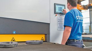 Sauber entgratete Brennschneidteile erhält die Eisen- und Stahlhandel Straub GmbH mit der Edgebreaker-Maschine von Arku. (Bild: Arku)