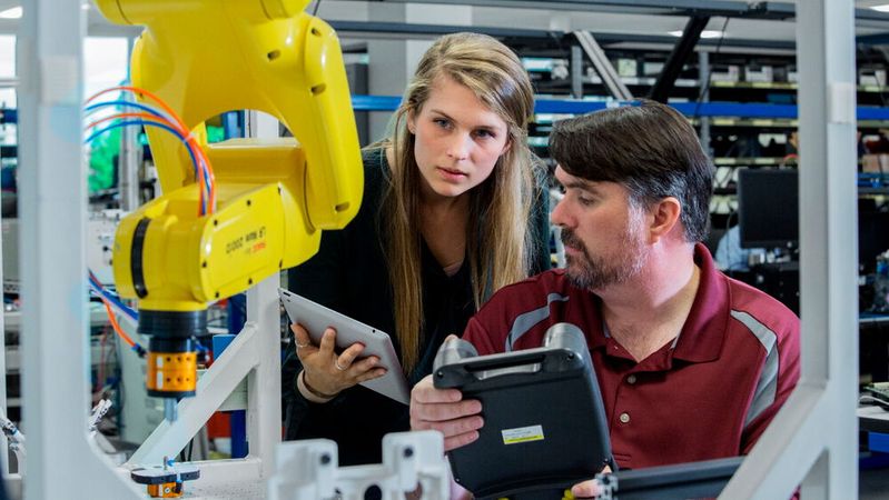 Mit den richtigen Maßnahmen können produzierende Unternehmen von der digitalen Transformation profitieren – das setzt aber eine konkrete Strategie voraus.(Bild:  Plexus)