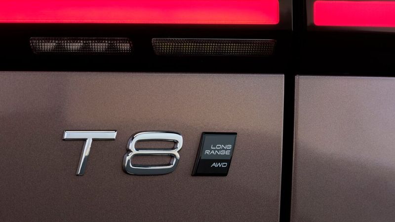 Bis zu 200 Kilometer elektrische Reichweite sind beim Plug-in-Hybriden Volvo XC60 T8 möglich: Darum bekommt er den Zusatz „Long Range PHEV“. (Bild: Volvo)