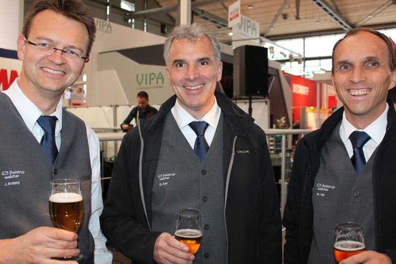 Am Dienstagabend wurde bei der Vogel Business Media am Messe-Stand in Halle 9 traditionell auf eine erfolgreiche Hannover Messe 2014 angestoßen. Gute Gespräche und Live-Musik von der Band „Famos“ sorgten bei den zahlreichen Standpartygästen für eine ausgelassene Stimmung. (Siegl/Vogel Business Media)