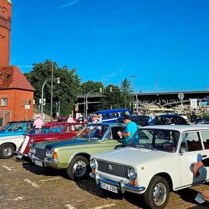 Das Fahrerlager am Hansemuseum: Vor dem Start hieß es Nummern kleben wie bei einer Oldtimer-Rallye, damit die teilnehmenden Klassiker im Stadtbild gut erkennbar sind.(Bild:  OCC)