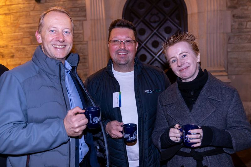(v. l.) Tim Deutschmann (Ingram Micro) mit Dimitrios Buzungidis (Harro Höfliger Verpackungsmaschinen) und Anne-Marie Tumescheit (Fsas) (Bild: Fsas)