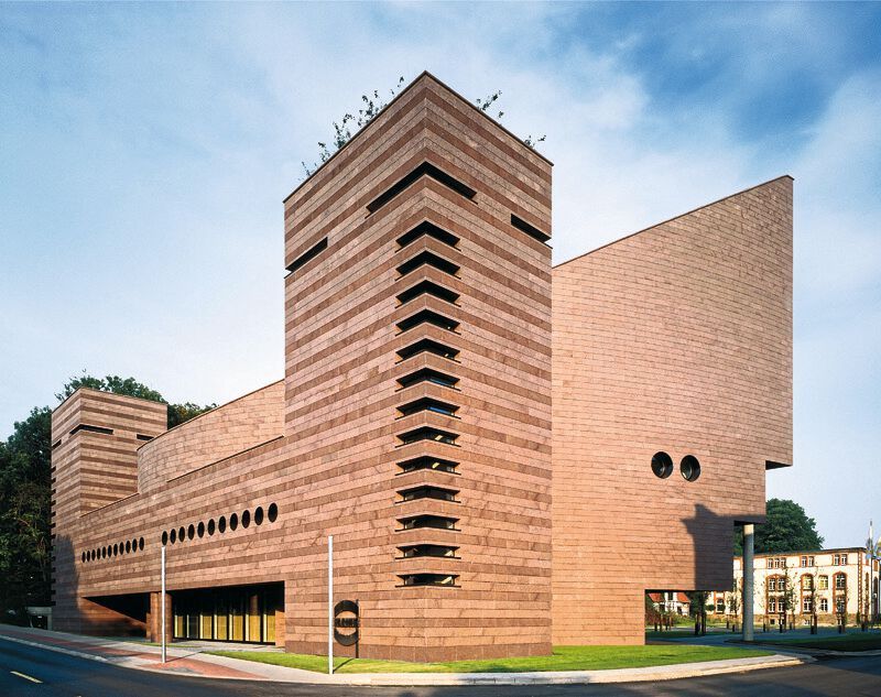 Für den Bau des neuen Vertriebsgebäudes in Minden beauftragte die kunstsinnige Margrit Harting den Schweizer Architekten Mario Botta ("Tessiner Schule"). 