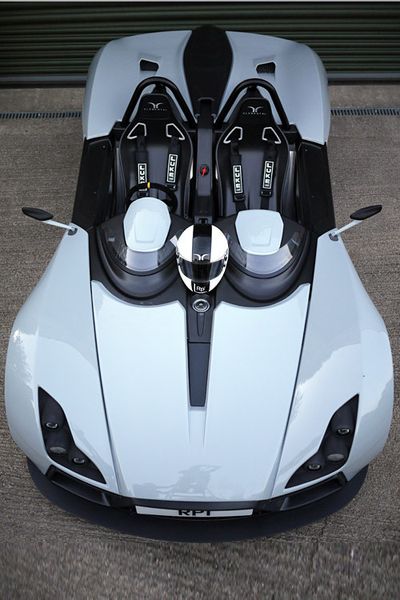 Der RP1 soll im Sommer 2015 mit drei unterschiedlichen Motorisierungen erhältlich sein. Zur Wahl stehen ein 2,0-Liter-Benziner von Ford mit 209 kW/284 PS, ein 1,0-Liter-Dreizylinder ebenfalls von Ford sowie das Triebwerk aus der Honda Fireblade mit einem Hubraum von 999 ccm. (Foto: Elemental Cars)