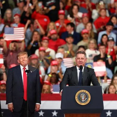 Scenes like these are fueling outrage among leftists, the Greens, and within the Volkswagen Group. That’s because Audi CEO Gernot Döllner (left) spoke publicly alongside U.S. President Donald Trump. The issue concerns a planned Audi plant in the U.S. Döllner is said to have allowed himself to be used for campaign purposes... (Image:Reuters / E. Su)