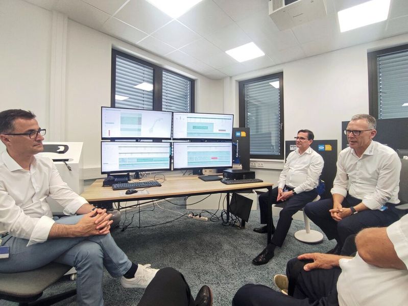 Mit hima360 haben die Sicherheitsexperten eine offene Plattform für digitale Sicherheitslösungen eingeführt. Dieses System bündelt sicherheitsrelevante Daten, Applikationen und Services, um den gesamten Lebenszyklus industrieller Sicherheitsanlagen zu vernetzen. (Bild: PROCESS/Stephan)
