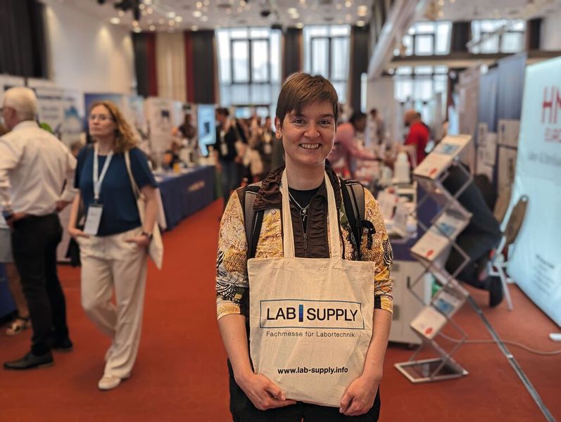 Besucherstimmen der LAB-SUPPLY Berlin 2024 Stefanie Wohlfahrt, Humboldt Universität Berlin: „Die LAB-SUPPLY war sehr gut. Besonders die Vorträge, die viele unterschiedliche Themen abdecken, haben mir gefallen. Ich war schon vier Mal auf der LAB-SUPPLY und es kommen immer einige neue Aussteller und Vorträge dazu, sodass sich der Besuch jedes Jahr wieder lohnt.“    Mehr Infos zu den kommenden LAB-SUPPLY-Messen finden Sie auf www.lab-supply.info  (Bild: VCG – Lüttmann)