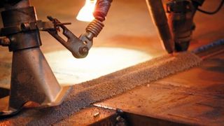 Bild 4: Beim Unterpulver-Schweißen ist der Lichtbogen durch eine Pulverschicht abgedeckt – der Wärmeeintrag bleibt relativ gering. (Bild: Oerlikon)