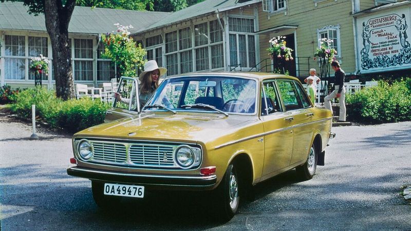 Die Modellreihe 140 hatte viel mit anderen Baureihen des Herstellers gemein. Vom Vorgänger Amazon (Serie P120) wurden beispielsweise Komponenten des Fahrwerks, die bereits erwähnten Motoren sowie Getriebeteile übernommen. Der Radstand (260 cm) und die Hinterachse wurden unverändert übernommen und erst während der Modellpflege um zwei Zentimeter verlängert, Achse und Kardan verstärkt. Dieses Praxis steht exemplarisch für das Prinzip Volvos, in technischer Hinsicht auf Bewährtes zu setzen. Durch die lange Bauzeit von Komponenten wird erreicht, dass eine sehr geringe Fehleranfälligkeit gegeben ist. Ein weiteres Beispiel hierfür ist die Motorenserie B 18/20. (Bild: Volvo)