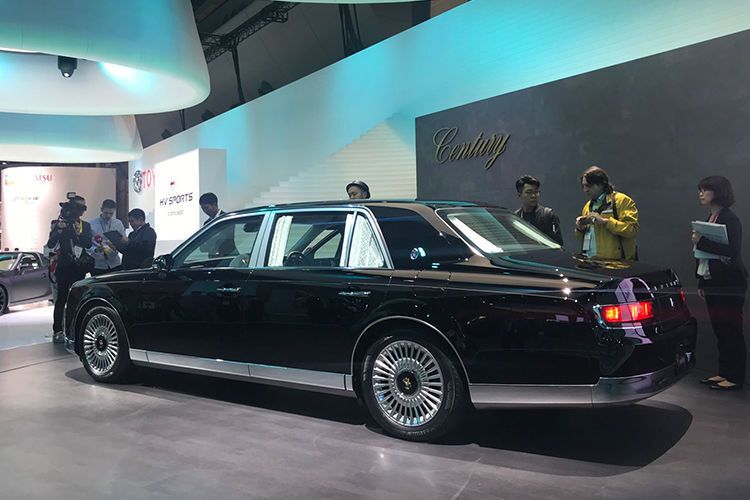 Der Century wird von einem V8-Hybrid angetrieben. Beim Design bleibt Toyota arg konservativ.  (Stefan Grundhoff)