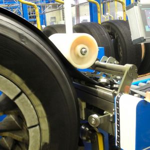 In der Herstellung verursachen runderneuerte Reifen über 63 Prozent weniger CO2-Emissionen und benötigen zudem etwa zwei Drittel weniger Rohstoffe als Neureifen.(Bild:  Bandag-REIFF)