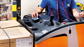 Mit der entsprechenden Firmenausweiskarte kann der richtige Fahrer „sein“ Lagertechnikgerät freischalten. (Bild: Still)