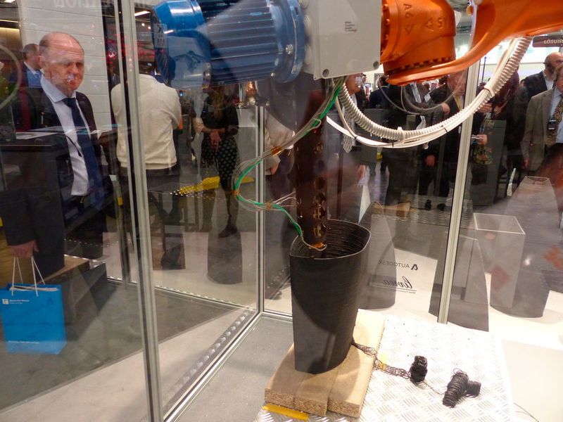 Ein Highlight am Stand von Autodesk: Ein Roboter fertigt additiv komplexe Bauteile. (M. Zwettler/konstruktionspraxis)