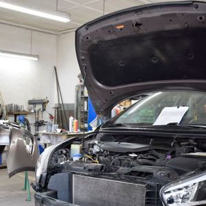 Gut geschulte Mitarbeiter arbeiten in der Karosserieabteilung.(Bild:  Rubbel/»kfz-betrieb«)