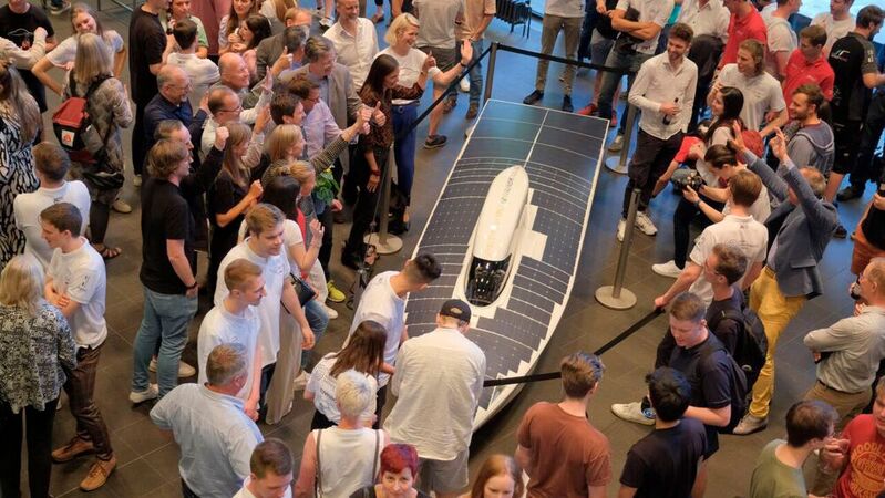 Vor zahlreichen Gästen stellten die Studierenden der RWTH und der FH Aachen ihr neues Solarrennfahrzeug im Eurogress Aachen vor. Covestro fördert das Team mit innovativen Materiallösungen, fachlichem Austausch und als Hauptsponsor.
